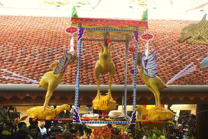 Những con gà được làm mâm cỗ chồng lên cao khiến nhiều người ngỡ ngàng.