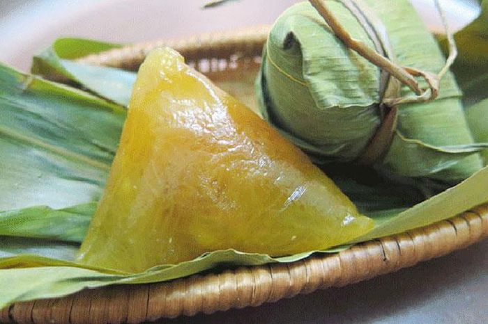 Bánh tro cổ truyền.