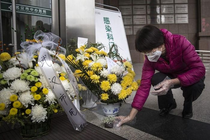 Hoa tưởng niệm bác sỹ Lý Văn Lượng tại Vũ Hán. (Nguồn: Getty Images)