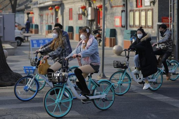 Người dân đeo khẩu trang khi tham gia giao thông tại Bắc Kinh, Trung Quốc. Ảnh: EPA