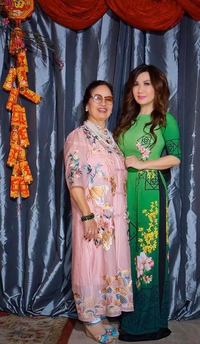 Khoảnh khắc thân thiết của Trizzie Phương Trinh bên mẹ ruột Bằng Kiều khiến nhiều người ngưỡng mộ.
