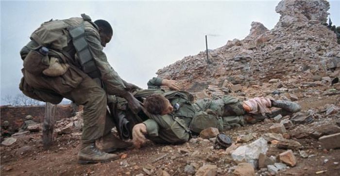 Một binh sĩ Mỹ kéo đồng đội bị thương đến nơi an toàn khi làm nhiệm vụ ở chiến trường Huế. 
