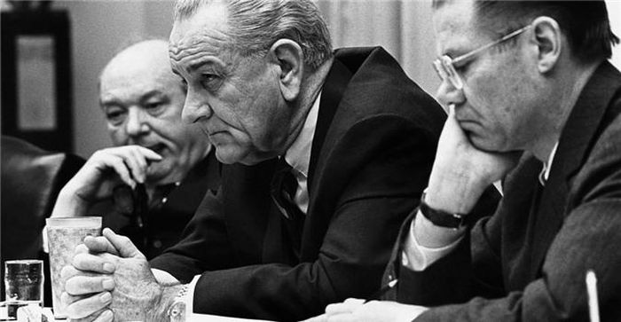 Tổng thống Johnson (ở giữa) gặp Bộ trưởng Quốc phòng Robert McNamara và các cố vấn quân sự trong thời gian diễn ra cuộc tấn công Tết Mậu Thân. Sự kiện này đánh dấu một bước ngoặt quan trọng về sự tham gia của Mỹ trong cuộc chiến tranh ở Việt Nam. 