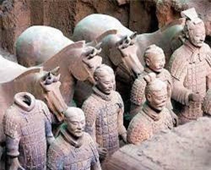 Tư Mã Thiên đã viết những tài liệu nói rằng, Tần Thủy Hoàng cho người xây dựng đội quân đất nung và lăng mộ ngay từ khi ông lên ngôi báu vào năm 246 trước Công nguyên. Khi đó, ông mới 13 tuổi. 