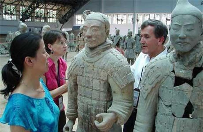 Tất cả tượng binh sĩ làm từ đất nung có kích thước tương ứng với người thật và được làm hoàn toàn bằng tay. Mỗi bức tượng có gương mặt độc đáo, không giống nhau và biểu thị trạng thái cảm xúc khác biệt. 