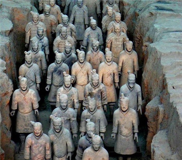 Theo một số tài liệu lịch sử, Tần Thủy Hoàng còn chuẩn bị cho mình cả những phi tần bằng đất nung, nhưng đến nay các chuyên gia nhà khảo cổ vẫn chưa tìm thấy một bức tượng phi tần nào trong lăng mộ của vị hoàng đế nổi tiếng sử sách Trung Quốc này.