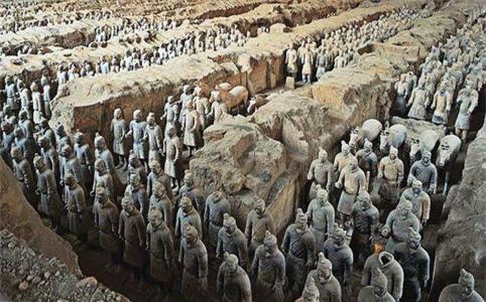 Gần 8.000 tượng đất nung được chôn cất trong 3 khu vực. Đây là con số khá lớn so với một lăng mộ vua chúa Trung Hoa thời xưa. 