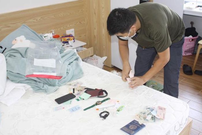 Lực lượng công an khám xét nơi lưu trú của nghi phạm. (Ảnh: Công an cung cấp)