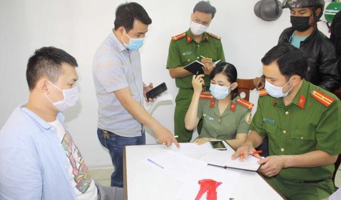 Các thành viên Ban Chuyên án 072G đấu tranh với nghi phạm. (Ảnh: Công an cung cấp)