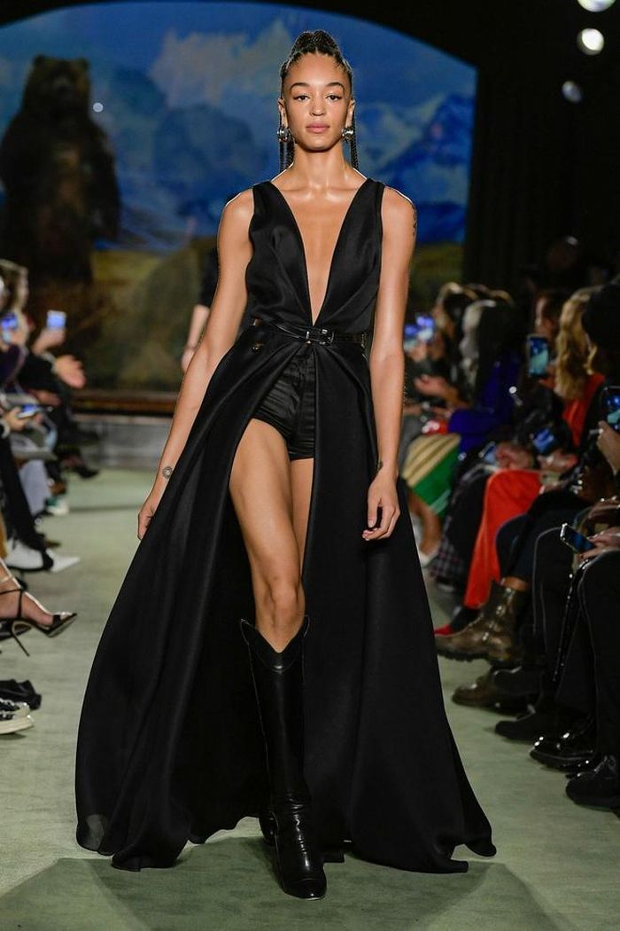 Trong lần quay trở lại này, Brandon Maxwell không còn chuộng những thiết kế cut-out. Điều này được thể hiện bằng số lượng trang phục có kiểu dáng "mát mẻ" sụt giảm đi đáng kể. 