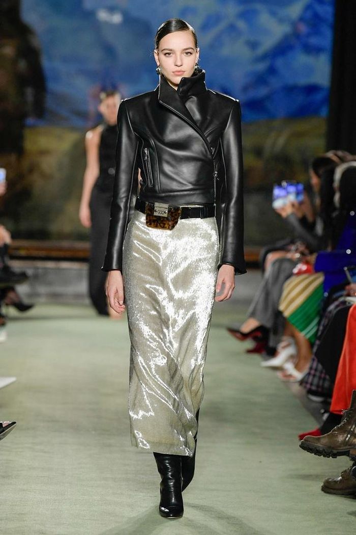 Sang tới năm nay, chiếc cross bag mang họa tiết da báo vẫn được Brandon Maxwell lăng xê nhiệt tình với đủ mọi kích cỡ. Bên cạnh đó, những đôi boots cáo tới gần đầu gối cũng xuất hiện với tần suất dày đặc trên sàn diễn, kết hợp cùng nhiều loại trang phục.