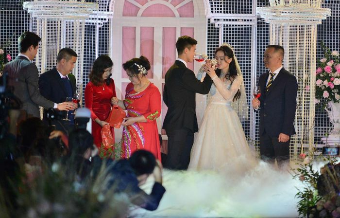 Cô dâu chúc rể thực hiện nghi thức uống rượu giao bôi trước sự chứng kiến của nhạc phụ Nguyễn Giang Đông