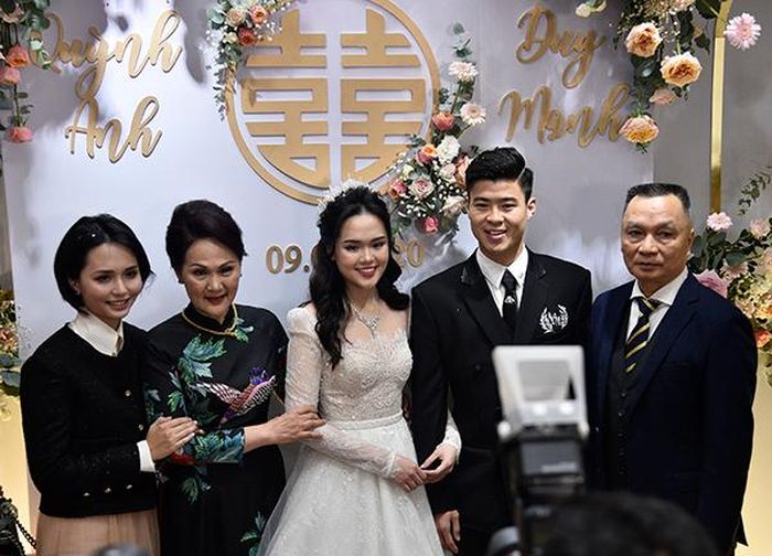Ông Nguyễn Giang Đông (ngoài cùng bên phải) là một trong những nhạc phụ đặc biệt nhất Việt Nam, khi cả 2 cậu con rể của ông đều là cầu thủ và cùng thi đấu cho 1 CLB