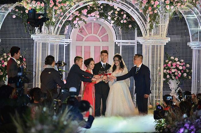 Cô dâu chú rể và 2 bên thông gia cụng ly chúc mừng trong ngày trọng đại nhất cuộc đời 