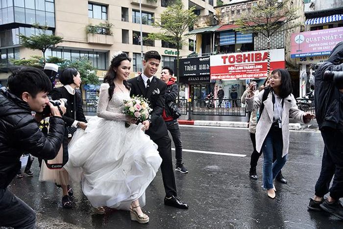 Hôn lễ của Duy Mạnh diễn ra trong điều kiện thời tiết không thật sự thuận lợi nhưng vì cả chú rể và cô dâu cùng rất "hot" nên đám cưới nhận được sự chú ý của đông đảo người hâm mộ