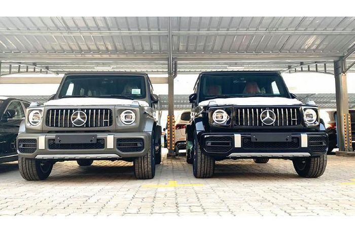 Sức mạnh được truyền xuống bốn bánh (4Matic) có khóa vi sai 3 chế độ, sử dụng kết hợp với hộp số tự động 9 cấp (9AT). Nhờ đó, chiếc SUV mang tính biểu tượng này có thể tăng tốc từ 0 – 100km/h chỉ trong vòng 4,5 giây trước khi đạt tốc độ tối đa 220km/h. G63 mới nhập chính hãng trang bị tiêu chuẩn hệ thống treo AMG RIDE CONTROL.