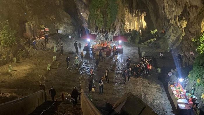 Đang tâm dịch, người dân hạn chế đi lễ ở những nơi cửa tự mà lễ tại gia cầu an