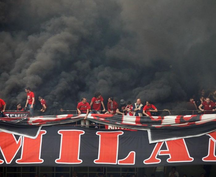 Trận derby thành Milan luôn "nóng" cả dưới sân cỏ lẫn trên khán đài. Ảnh: Reuters