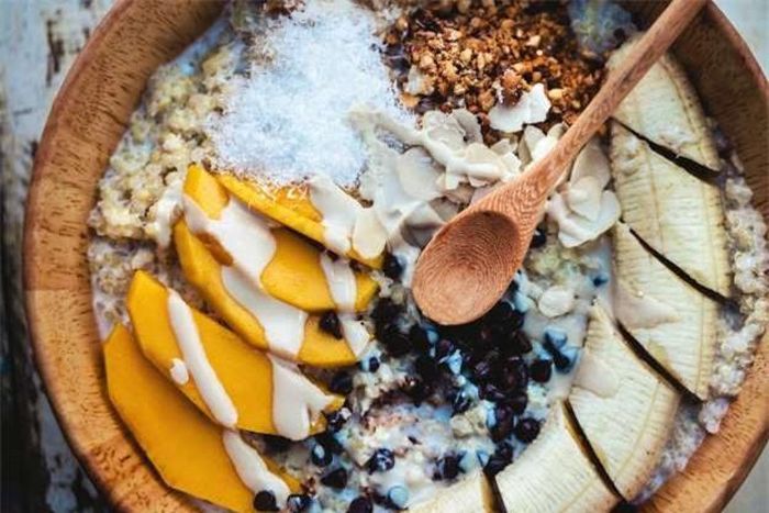  Chế độ ăn kiêng “không bền vững”: Giảm đột ngột các nhóm thực phẩm mà bạn yêu thích hay đặt ra những quy tắc ăn kiêng quá nghiêm ngặt sẽ khiến bạn không thể theo đuổi chế độ này trong thời gian dài. Hãy tìm cách giảm dần lượng calorie. Ăn nhiều rau quả cũng là 1 cách. Đừng hạn chế hoàn toàn những thực phẩm yêu thích mà đôi khi hãy cứ thưởng thức chúng như một cách cân bằng thực đơn. 