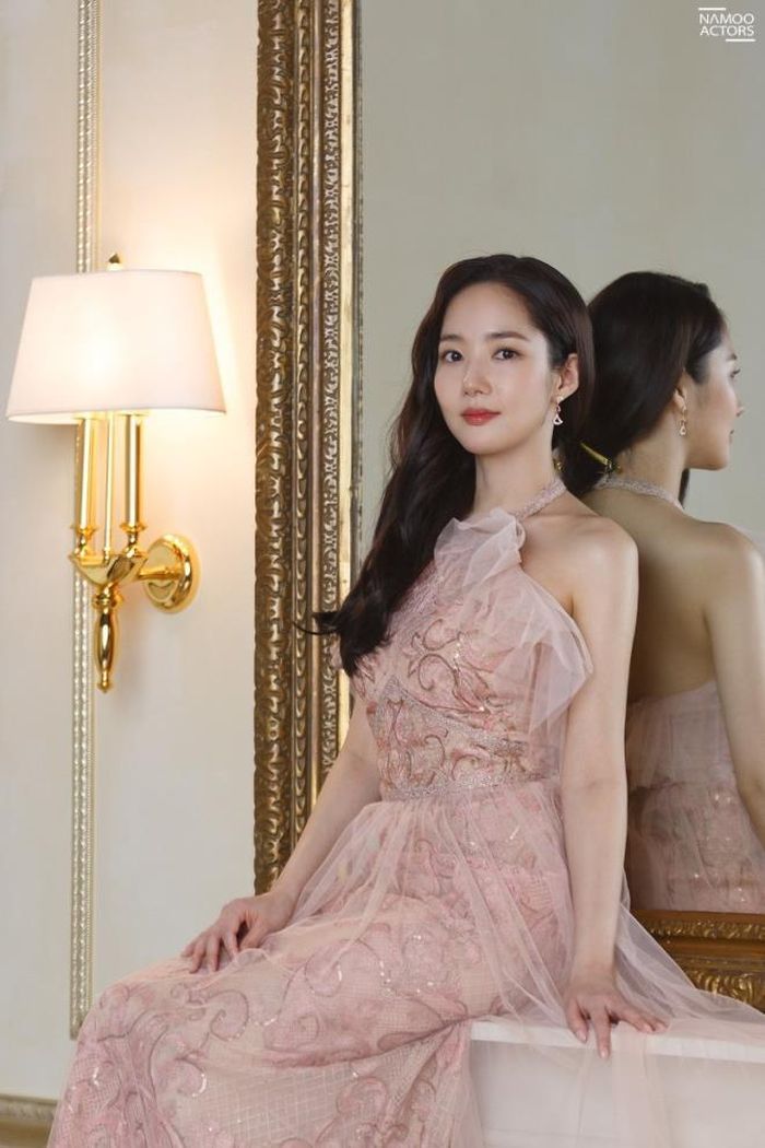 Park Min Young khoe khéo vai trần gợi cảm trong bộ ảnh mới.