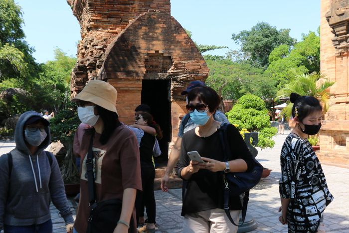 Khách du lịch thăm Tháp Bà (Nha Trang).