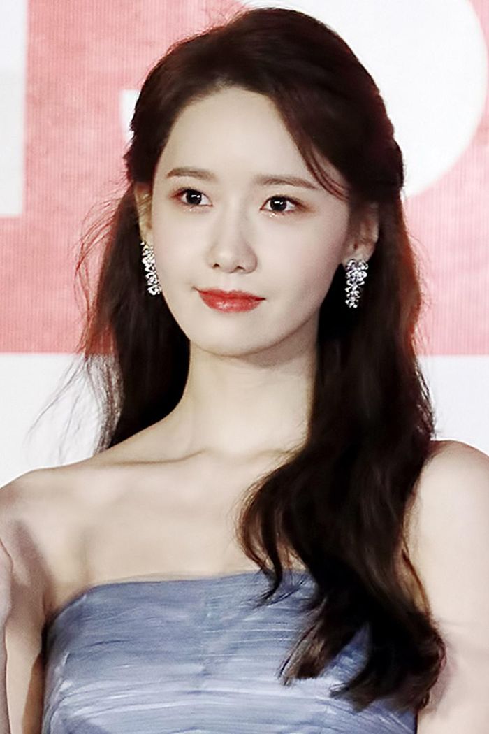 Nhiều năm trôi qua, gương mặt của Yoona vẫn không lộ dấu vết thời gian. Ngược lại, cô còn ngày càng xinh đẹp và rạng rỡ hơn. Dù làng giải trí xuất hiện thêm nhiều nữ idol sắc vóc nổi bật, Yoona vẫn là một "tượng đài nhan sắc" khó thay thế trong lòng công chúng.