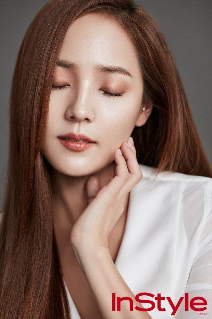 Sau khi S.E.S tan rã, Eugene lấn sân sang điện ảnh. Trong lĩnh vực diễn xuất, cô được khen ngợi về khả năng nhập vai đa dạng, tự nhiên. Đến nay, dù đã có hai con, nữ ca sĩ vẫn giữ được nhan sắc không kém cạnh so với dàn idol trẻ tuổi.