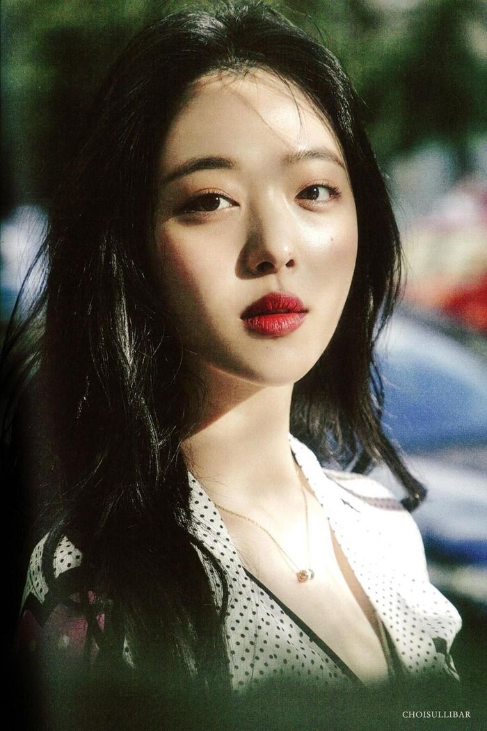 Mỗi lần xuất hiện, Sulli đều tạo nên cơn sốt không nhỏ trong cộng đồng fan Kpop. Hầu hết trang phục Sulli mặc nhanh chóng trở thành trend của giới trẻ. Dù Sulli đã qua đời nhưng trong lòng người hâm mộ, Sulli mãi là công chúa nhỏ với nụ cười rạng rỡ.