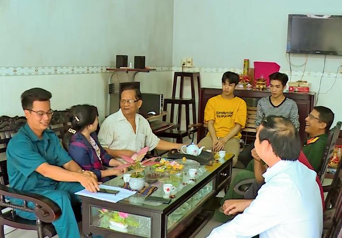 Cấp ủy, chính quyền địa phương đến thăm hỏi, động viên gia đình anh em Nguyễn Quốc Bảo và Nguyễn Quốc Hưng trước ngày lên đường nhập ngũ.