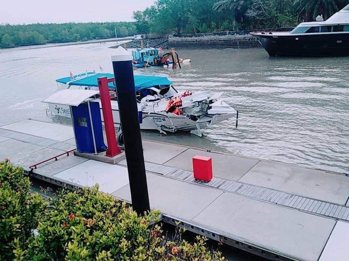 Chiếc ca nô du lịch bị nát bét đầu trong vụ va chạm dã được lai dắt vào bến cảng. Ảnh: Twitter