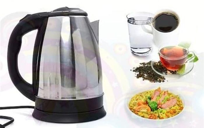 Không di chuyển ấm khi đang đun nước để bảo đảm an toàn cho người sử dụng, phòng tránh chập điện hay cháy nổ.