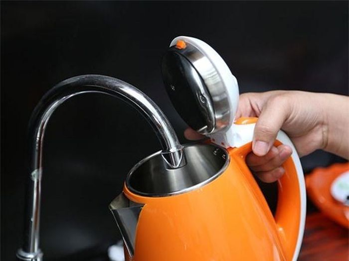 Trước khi cắm điện, phải đảm bảo lượng nước trong ấm siêu tốc và bình thủy điện đạt vạch tối thiểu. Không nên nấu nước dưới mức này vì bình dễ bị đóng cặn, khi nấu nếu cạn nước sẽ làm giảm tuổi thọ của bình. Cũng không nên nấu nước quá mức Max vì nước có thể bị trào ra ngoài miệng ấm siêu tốc khi sôi.