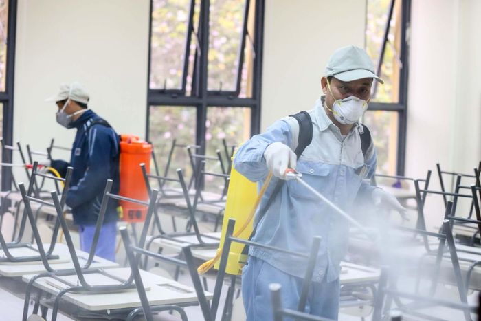 Trong thời gian học sinh nghỉ, các trường tranh thủ vệ sinh tất cả các khu vực trong trường, chuẩn bị các điều kiện để phòng chống, dịch bệnh. Ảnh minh họa: TTXVN
