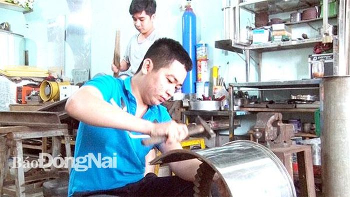 Tân binh Trịnh Phát Đạt tranh thủ phụ giúp gia đình trước khi nhập ngũ. Ảnh:T.Thụ