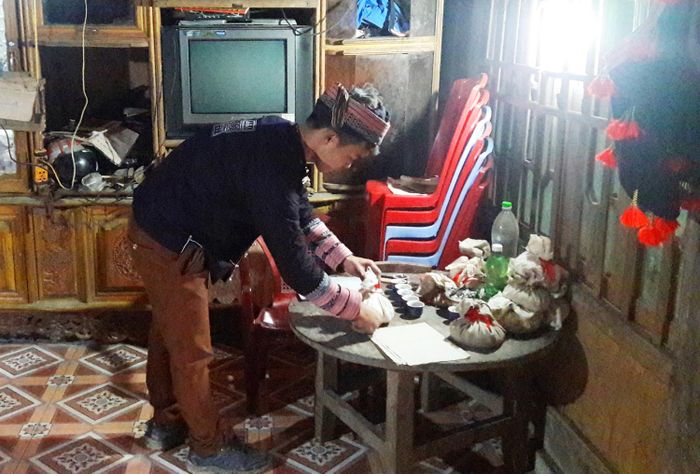 Mỗi trò khi đến học phải mang theo đồ lễ gồm 1 kg gạo, 2 hào bạc trắng, 1 chai rượu để lễ tiền nhân.