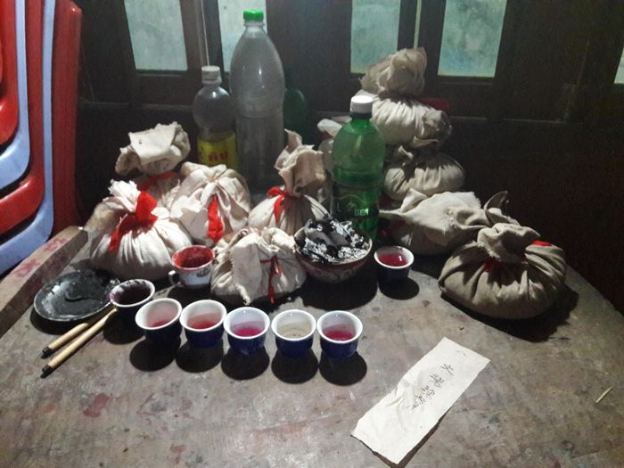 Đồ lễ sẽ để suốt đến khi hết kỳ học thì đem ra thụ lộc.