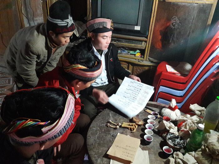 Ngoài việc dạy chữ, thầy còn dạy các phong tục văn hóa, đạo nghĩa làm người cho các học trò.