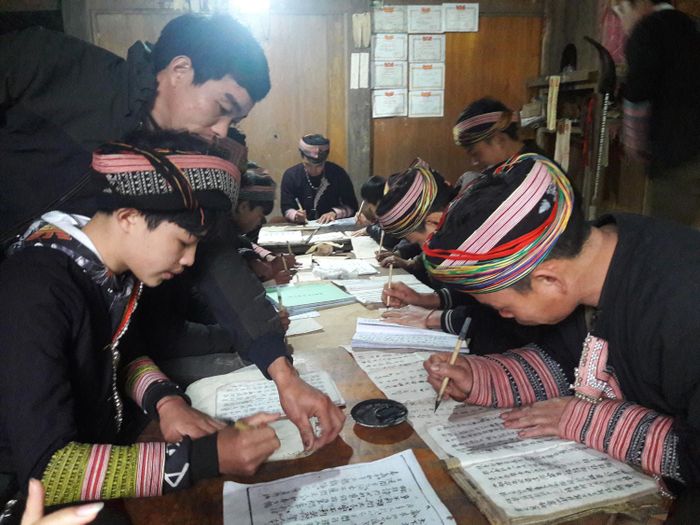 Học trò là nam giới từ nhi đồng đến những người trung niên đều có thể theo học nếu yêu thích chữ nôm Dao.