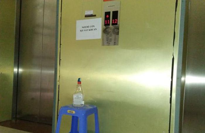 Trang bị dung dịch sát khuẩn ngăn ngừa virus Corona tại các tòa nhà.