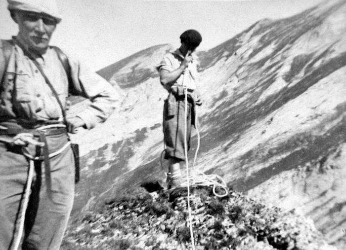 Jacques Deprat (đội mũ). Khi viết văn, ông lấy bút danh là Herbert Wild.