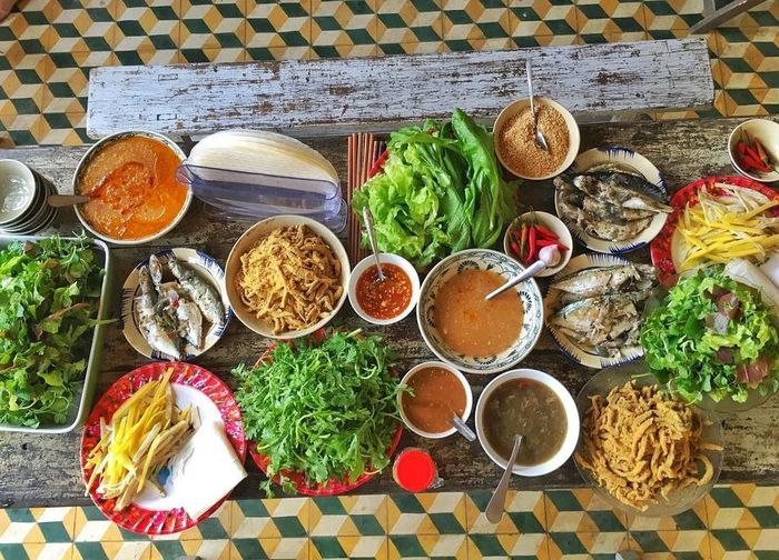 Nguyên liệu không thể thiếu trong món ăn này là những con cá trích, cá cơm, cá mòi... Cá được sơ chế kỹ lưỡng và rửa cùng muối, giấm để khử mùi tanh. Gỏi cá Nam Ô có 2 loại là gỏi cá khô và gỏi cá ướt. Gỏi cá khô được tẩm thính, mè, vừng, lạc rang... Gỏi cá ướt có phần cá được ướp với gừng, riềng, tỏi và ớt băm nhuyễn rồi ngâm nước mắm. Thực khách có thể thưởng thức bằng cách cho rau và cá lên bánh tráng, sau đó cuộn lại và chấm với nước mắm đậm đà. Ảnh: Pinterest.