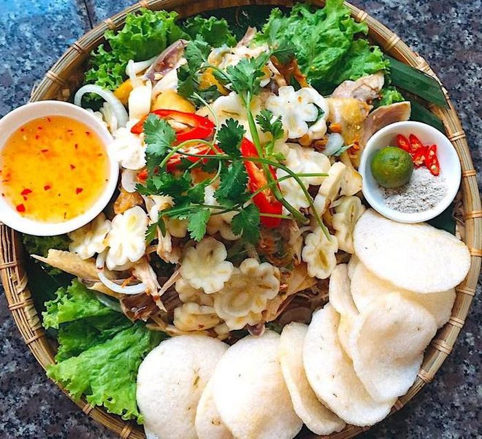 Những quả măng cụt có độ chua vừa phải, mọng nước kết hợp với thịt gà luộc thơm, mềm tạo nên hương vị dân dã và đúng chất miệt vườn. Ngoài 2 nguyên liệu chính, món gỏi còn có sự hòa quyện đủ đầy của nước mắm chua ngọt, hành tây, hành phi, cà rốt thái sợi, rau răm và đậu phộng rang. Đây thực sự là hương vị làm tan chảy nhiều du khách khi đến tham quan tại các vườn trái cây ở Bình Dương. Ảnh: Foody, Minhchaule, Phương Lữ.