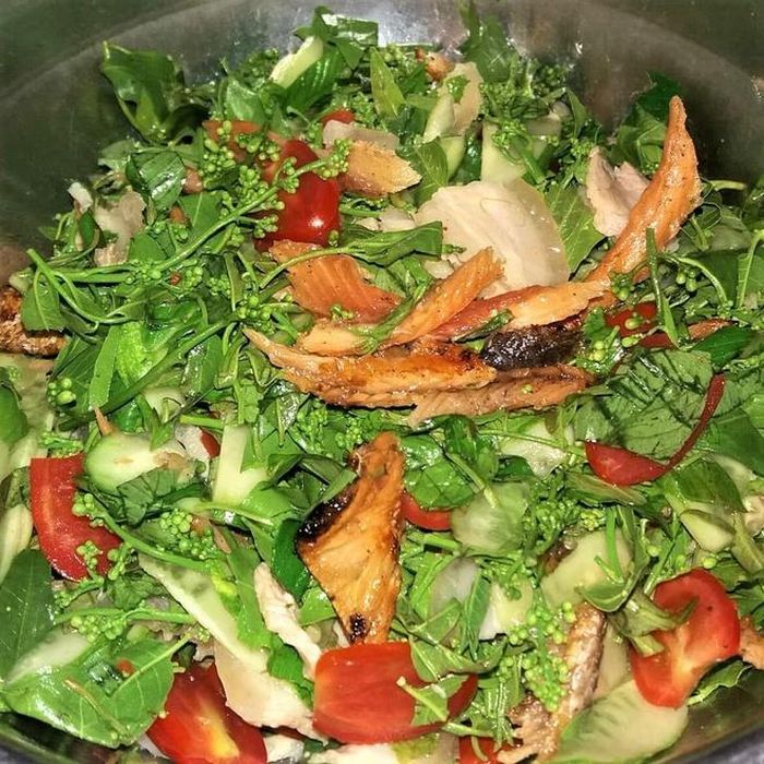 Người miền Tây thường trộn gỏi sầu đâu với khô cá lóc hoặc khô cá sặc nướng xé nhỏ, thịt ba chỉ luộc thái mỏng. Họ cũng sử dụng dưa leo để tăng vị thanh mát và ớt tạo sự bắt mắt cho món ăn. Món gỏi sầu đâu làm nhiều người thích thú bởi vị đăng đắng, chan chát. Tuy nhiên, khi nhai thật kỹ, bạn sẽ cảm thấy vị ngọt thanh quyện hòa cùng nước mắm me chua ngọt khá lạ và ngon. Ảnh: Annie_nguyenvan, Huyhuymeo.
