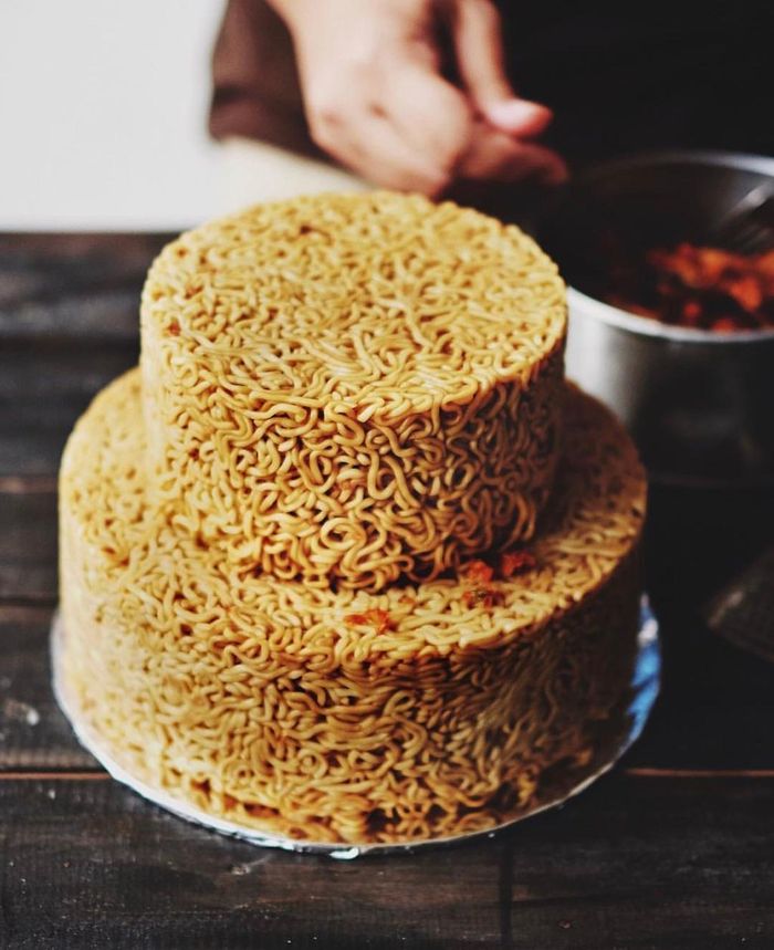 Mì ăn liền được phát minh bởi Momofuku Ando, doanh nhân người Nhật gốc Đài Loan (Trung Quốc). Món ăn tiện lợi này chính thức được ra mắt vào năm 1958. Đây là "món ăn quốc dân" của nhiều quốc gia trên thế giới, đặc biệt tại các nước châu Á. Bên cạnh những món ngon được chế biến từ mì ăn liền quen thuộc, mới đây những sợi mì gói đã được biến tấu thành một phiên bản ẩm thực thú vị. 