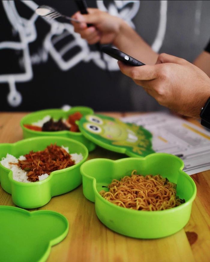 Thợ làm bánh tại đây chia sẻ rằng họ lấy cảm hứng thực hiện kiểu bánh này từ các bà mẹ ở Indonesia, những người thường cho nhiều mì gói Indomie vào hộp cơm trưa của các con mình. Sự nhồi nhét đó khiến hộp đựng mì có hình dạng tựa những chiếc bánh ngọt. 