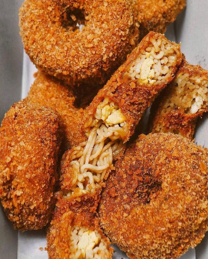 Cửa hàng đã sử dụng mì Mi Goreng, loại mì xào cay đặc trưng của Indonesia, để chế biến thành các món ăn cổ điển và món ngọt. Thương hiệu này bắt đầu ý tưởng làm bánh từ mì ăn liền thông qua những chiếc doughnut thơm ngon, lạ vị. Tuy nhiên, bánh sinh nhật làm từ mì gói là một trong những sáng tạo đáng chú ý nhất của tiệm. 