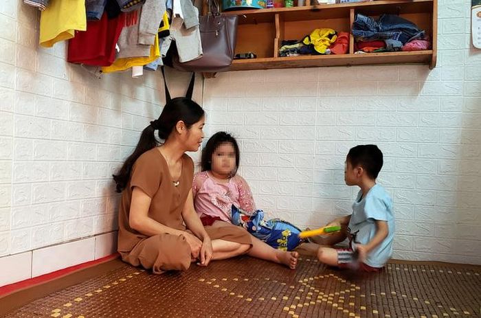 Nữ công nhân nhà trọ nghỉ làm ở nhà trông con
