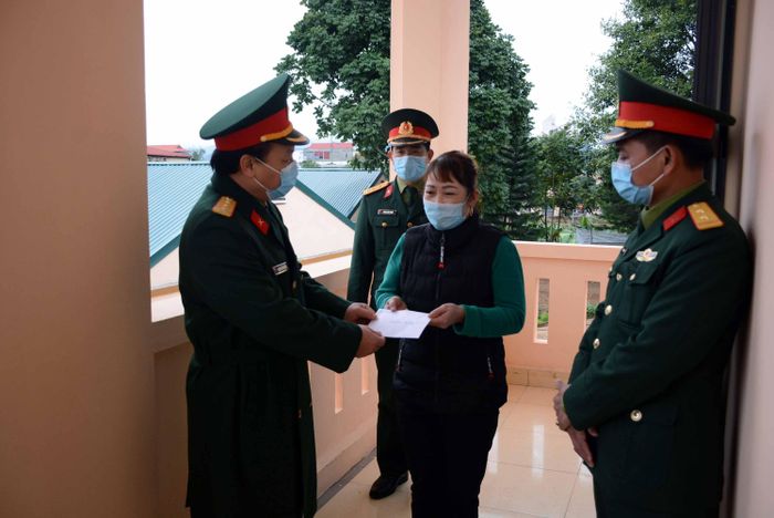  Chị Nguyễn Thị Nhàn xúc động đón nhận sự động viên, chia sẻ của cán bộ chiến sĩ đơn vị.