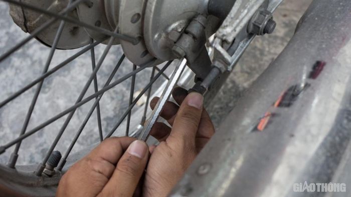 Đối với các dòng xe máy phanh tang trống (phanh cơ), bạn có thể tự tăng chỉnh phanh