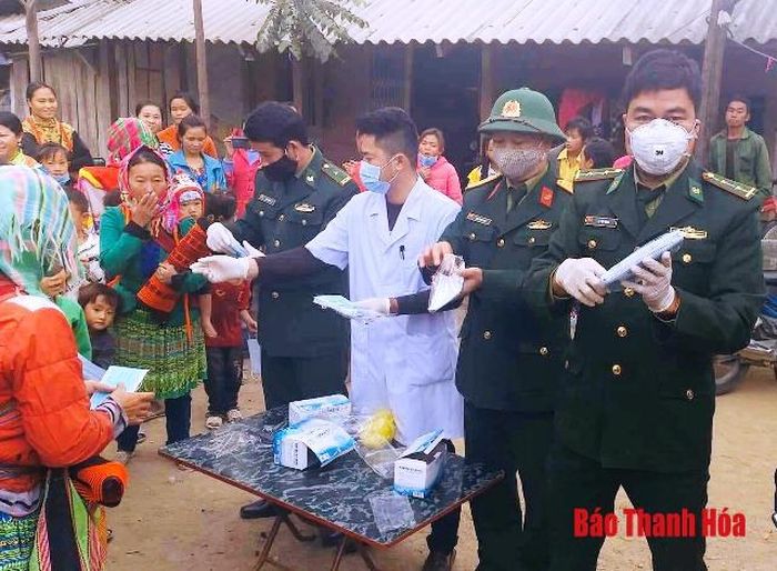 CBCS Đồn biên phong Pù Nhi tuyên truyền, cấp khẩu trang cho nhân dân trên địa bàn